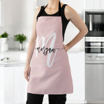 Tablier Monogramme typographique moderne rose minimal<br><div class="desc">Améliorez votre expérience de cuisine avec le minimal rose moderne monogramme Apron. Cet élégant tablier est décoré d'une douce couleur rose vif et d'un monogramme typographique contemporain, offrant une touche personnalisée à votre tenue de cuisine. Fabriqué à partir d'un tissu de haute qualité et durable, il offre une excellente couverture...</div>