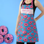 Tablier Motif, arrosage et nom personnalisé de la beigne r<br><div class="desc">Tablier amusant avec un motif de beignets roses et deux lignes de texte personnalisé. Ajoutez le nom d'une personne, le nom de la boutique de donut ou supprimez le texte et le rectangle et utilisez simplement le motif. Parfait pour les fêtes d'anniversaire, les propriétaires de cafés, les chefs en herbe,...</div>