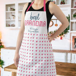 Tablier Motif de coeur rose Meilleure fête des mères de gr<br><div class="desc">Motif de coeur rose mignon Best Grand-mère's Day Apron. Coeurs roses dessinés à la main avec des points blancs et une typographie moderne. Ajoutez vos noms. Tu peux changer la grand-mère en nana, gram, grand-mère, ... Un tablier à saké pour grand-mère pour l'anniversaire, le jour de la mère ou Noël....</div>