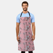 TABLIER MOTIF FLORAL FOND ROSE (Porté)