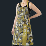 Tablier Motif MCM Half Moon tendance avec bloc de nom or<br><div class="desc">Un design graphique et audacieux avec des nuances colorées de noir et d'or avec un bloc de couleur amusant pour ajouter votre nom ou n'importe quel texte. Le motif du milieu du siècle est un motif branché avec des touches de couleur. Vous pouvez ajouter un nom, un monogramme ou un...</div>