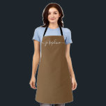 Tablier Natural brown Simple Chic Elegant Nom du script<br><div class="desc">Elle va adorer un tablier personnalisé en cuisinant ces bonbons,  en cuisinant de délicieux plats ou en travaillant avec ses plantes. Un cadeau parfait pour encourager ses talents. Écriture blanche pour le nom avec des embellissements à queue longue sur brun naturel.</div>