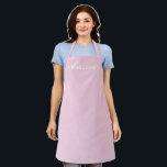 Tablier Nom de machine à écrire personnalisé rose pâle mon<br><div class="desc">Cute rose clair style machine à écrire modèle texte nom monogramme ou initiales cuisine moderne Apron. Police de style machine à écrire personnalisable texte blanc,  arrière - plan couleur uni clair rose clair. Idéal pour la cuisine,  la boulangerie,  les arts et l'artisanat,  la poterie,  la céramique,  etc</div>