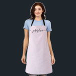 Tablier Nom de script simple chic élégant<br><div class="desc">Elle va adorer un tablier personnalisé en cuisinant ces bonbons,  en cuisinant de délicieux plats ou en travaillant avec ses plantes. Un cadeau parfait pour encourager ses talents. Script noir pour le nom avec des embellissements à queue longue.</div>