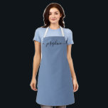 Tablier Nom de script simple chic élégant<br><div class="desc">Elle va adorer un tablier personnalisé en cuisinant ces bonbons, en cuisinant de délicieux plats ou en travaillant avec ses plantes. Un cadeau parfait pour encourager ses talents. Écriture noire pour le nom avec des embellissements à queue longue sur une couleur bleu tablier poussiéreux. (Voir les autres options de couleur...</div>