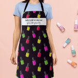 Tablier Nom du Spa du salon personnalisé Motif polonais<br><div class="desc">Tablier amusant avec un motif de bouteilles de vernis à ongles et deux lignes de texte personnalisé. Ajoutez un nom de spa ou de salon, le nom de la styliste à ongles ou supprimez le texte et le rectangle et utilisez simplement le motif. Parfait pour les fêtes spas, les coiffeurs,...</div>
