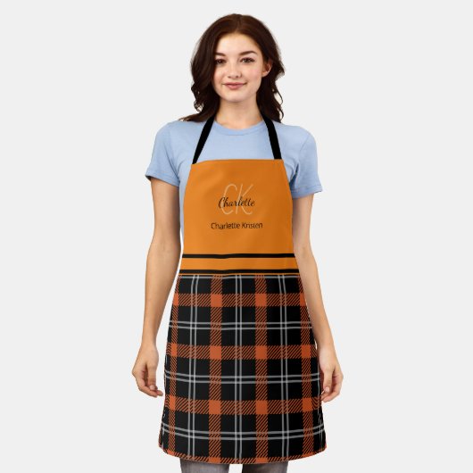 Tablier Nom monogramme moderne Orange Fall Plaid (Porté)