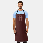 Tablier Nom Monogrammé Moderne | Rouge Marron (Porté)