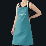 Tablier Nom personnalisé Chef établi année Turquoise<br><div class="desc">Présentez notre Chef de Nom Personnalisé Année Turquoise Apron! Cet espace élégant et pratique est parfait pour inspirer et encourager le chef dans votre vie à créer de délicieux chefs-d'oeuvre culinaires. Conçu dans un style moderne et unique, ce tablier bleu turquoise ajoute une touche de couleur à toute cuisine. Il...</div>