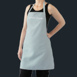 Tablier Nom personnalisé texte bleu poussiéreux minimalist<br><div class="desc">Personnaliser Nom texte minimaliste élégant bleu pâle Apron Personnaliser,  personnalisez avec nom,  citation,  phrase ou texte Grand pour les cuisiniers,  chefs,  poteries,  céramiques,  artisanat,  travail,  cuisine,  boulangerie,  barbecue,  grill,  ainsi que les entreprises et magasins,  etc</div>