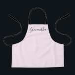 Tablier Nom Simple Chic Elegant Nom du script<br><div class="desc">Votre petite aide va adorer un tablier mignon avec une écriture élégante et moderne alors qu'elle fait cuire ces bonbons,  cuisine de délicieux plats ou travaille avec ses plantes. Un cadeau parfait pour encourager ses talents. Script noir pour le nom avec des embellissements à queue longue.</div>