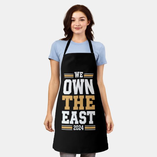 Tablier Nous Possédons L'Est 2024 (Porté)