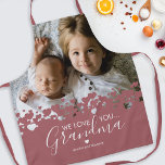 Tablier Nous t'aimons Grand-mère Photo<br><div class="desc">Ils ne sont pas meilleurs cuisiniers que grand-mère ! A la recherche d'un cadeau spécial pour votre grand-mère,  ce tablier personnalisé est parfait avec une photo de famille précieuse des enfants,  un design moderne mignon des bordures cardiaques,  le dicton "nous t'aimons grand-mère",  et les noms des petits-enfants.</div>