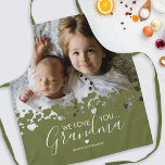 Tablier Nous t'aimons Grand-mère Photo Green<br><div class="desc">Ils ne sont pas meilleurs cuisiniers que grand-mère ! A la recherche d'un cadeau spécial pour votre grand-mère,  ce tablier personnalisé est parfait avec une photo de famille précieuse des enfants,  un design moderne de coeur vert,  le dicton "nous t'aimons grand-mère",  et les noms des petits-enfants.</div>