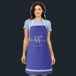 Tablier Nouveau-mariés Cadeau Monogramme Nom de famille<br><div class="desc">Nouveau-Mariés Cadeaux Élégant Script Monogramme Nom De Famille Moderne Chic Bleu Et Blanc Apron. Design monogramme blanc personnalisé avec le nom de famille et la date du marié nouvellement marié imprimé en lettres crème pâle sur un bel arrière - plan bleu. Un cadeau unique pour les jeunes mariés. Jolie pour...</div>