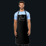 Tablier Papa noir script personnalisé moderne avec des nom<br><div class="desc">Papa personnalisé texte personnalisé mignon chic cuisine moderne Apron. Grand cadeau pour la Fête des pères avec des noms d'enfants personnalisés. vous pouvez customiser le texte du bas avec les noms des membres de votre famille, enfants, enfants, etc Texte blanc entièrement personnalisable sur arrière - plan noir. Toutes les couleurs...</div>