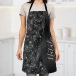Tablier Parties scintillant noire métallique personnalisée<br><div class="desc">Personnalisez facilement ce tablier à motif de parties scintillant noir brossé et de faux tablier glamour avec votre propre nom personnalisé.</div>