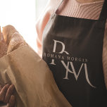 Tablier personnalisé noir monogramme<br><div class="desc">Cuire dans le style avec ce tablier Monogram Black Personnalisé. Doté d'un design noir élégant et d'un monogramme personnalisable, cet tablier ajoute une touche de sophistication à toute cuisine. Fabriqué à partir de matériaux durables et de haute qualité, il offre confort et protection, ce qui le rend parfait pour les...</div>