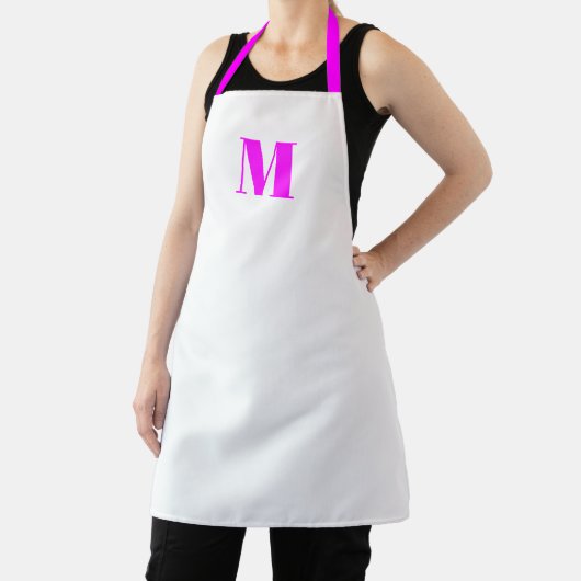 Tablier Personnaliser monogramme initial magenta rose blan (Insitu)