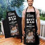 Tablier Photo de famille de meilleur père et mari noir<br><div class="desc">Meilleur papa et mari famille photo Keepsaké noir tablier. Ajoutez une photo,  le nom du père et tout texte. Un joli gardien pour un père et un mari. Cadeau pour Fête des pères,  anniversaire ou Noël.</div>