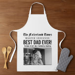Tablier Photo du journal personnalisé Best Papa Ever<br><div class="desc">Transformez papa en légende de première page avec ce tablier de style journal personnalisé ! Doté d'un titre "Best Dad Ever !" audacieux, d'un nom personnalisable et d'un espace pour une photo préférée, ce design imite l'aspect d'une première page vintage de "The Fatherhood Times". Parfait pour la Fête des pères,...</div>