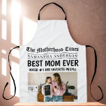 Tablier Photo du titre du journal personnalisé "Best Mom E<br><div class="desc">Célébrez votre maman préférée avec ce tablier personnalisé hilarant et sincère! Stylisé comme une première page de journal, ce cadeau unique présente le titre audacieux "BEST MOM EVER", personnalisé avec son nom et une photo amusante en dessous. Qu'elle soit en cuisine d'orage ou qu'elle s'amuse dans la cuisine, ce tablier...</div>
