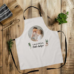 Tablier Photo minimaliste | Cadeau de cuisine de grand-mèr<br><div class="desc">Ce charmant tablier est le cadeau idéal pour toute grand-mère bien-aimée qui aime passer du temps dans la cuisine. Doté d'un design minimaliste et d'une touche personnelle, cet espace comprend une photo de votre choix pour en faire un espace unique. Que ce soit pour la cuisson de biscuits ou la...</div>