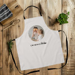 Tablier Photo minimaliste | Cadeau de cuisine de grand-mèr<br><div class="desc">Ce charmant tablier est le cadeau idéal pour toute grand-mère bien-aimée qui aime passer du temps dans la cuisine. Doté d'un design minimaliste et d'une touche personnelle, cet espace comprend une photo de votre choix pour en faire un espace unique. Que ce soit pour la cuisson de biscuits ou la...</div>