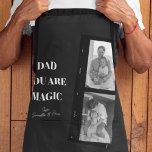 Tablier Photo personnalisée 'Papa, tu es magique' Deux Pèr<br><div class="desc">Célébrez la magie de la paternité avec notre tablier personnalisé "Papa, tu es magique" ! Ce design unique est composé d'un arrière - plan noir élégant, d'une photo chère de deux pères et du message sincère "Papa, tu es magique". Ajoutez une touche spéciale en la customisant avec le nom de...</div>