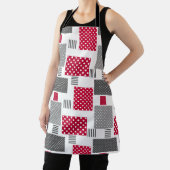 Tablier Pneuka rouge gris patchwork sur arrière - plan bla (Insitu)