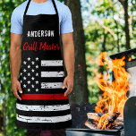 Tablier Pompier mince Red Line Grill Master BBQ Apron<br><div class="desc">Mince Blue Line Firefighter Apron - Etats-Unis Drapeau américain en couleurs Firefighter Drapeau, design en détresse. Ce tablier de pompier personnalisé est parfait pour les anniversaires, Noël, les cadeaux de retraite de la police ou la fête des pères pour votre pompier. Parfait pour tous les pompiers, les bénévoles de la...</div>