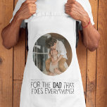 Tablier "Pour le père qui répare tout"<br><div class="desc">Fêtez le père qui est toujours prêt à réparer les choses avec notre tablier "Pour le papa qui répare tout"! Ce tablier durable et élégant est parfait pour le père qui aime cuisiner, griller ou travailler sur des projets autour de la maison. Doté d'une citation sincère qui honore ses compétences...</div>