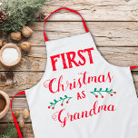 Tablier Premier Noël comme grand-mère<br><div class="desc">Ce tablier de Noël est parfait pour célébrer le premier Noël en tant que grand-mère. Le texte dit "Premier Noël comme grand-mère" en lettres rouges modernes sur un arrière - plan blanc.</div>