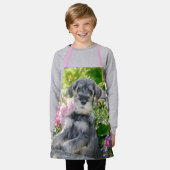 Tablier Puppy de Schnauzer dans un Flowering Garden - (Porté)