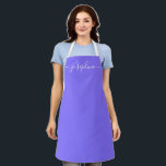 Tablier Purple Simple Chic Elegant Nom du script<br><div class="desc">Elle va adorer un tablier personnalisé en cuisinant ces bonbons,  en cuisinant de délicieux plats ou en travaillant avec ses plantes. Un cadeau parfait pour encourager ses talents. Écriture blanche pour le nom avec des embellissements à queue longue sur le violet.</div>