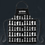 Tablier Queen Of the Kitchen Échecs noir blanc Motif Ap<br><div class="desc">Tablier féminin aux échecs noir et blanc classique pour les amateurs d'échecs,  avec des figures d'échecs dans un motif géométrique. Design moderne des pièces d'échecs</div>