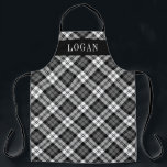 Tablier Regarder gris et noir Plaid Fêtes personnalisées<br><div class="desc">Le tablier de vacances Festive saisonnier dispose d'une montre classique gris, noir et blanc écossais motif écossais plaid avec texte en monogramme serif blanc qui peut être personnalisée avec un nom. Que vous soyez en cuisine de dîner de Noël, en train de cuisiner des biscuits de vacances ou de faire...</div>