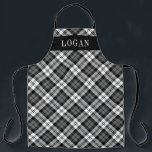 Tablier Regarder gris et noir Plaid Fêtes personnalisées<br><div class="desc">Le tablier de vacances Festive saisonnier dispose d'une montre classique gris, noir et blanc écossais motif écossais plaid avec texte en monogramme serif blanc qui peut être personnalisée avec un nom. Que vous soyez en cuisine de dîner de Noël, en train de cuisiner des biscuits de vacances ou de faire...</div>