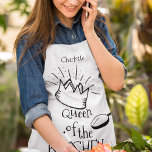 Tablier Reine Amusante De La Cuisine Personnalisée<br><div class="desc">Ce tablier amusant fera un grand cadeau pour noël,  anniversaires,  nouvelle maison ou toute autre occasion spéciale. L'tablier présente un design simpliste noir et blanc,  personnalisé avec votre nom et le texte 'REINE DE LA CUISINE' très facilement édité pour le faire lire "roi,  prince ou princesse de la cuisine".</div>