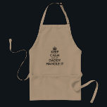 Tablier Restez calme et laissez papa gérer la Fête des pèr<br><div class="desc">Restez calme et laissez papa s'en occuper drôle de Fête des pères Adult Kitchen Apron pour les hommes. Créez votre propre devis personnalisé "Restez calme et continuez". Modèle de typographie moderne avec couronne. idées cadeaux d'appréciation cool pour le meilleur papa, père, papa, papa, papa, grand-père, etc. Changez dans n'importe quelle...</div>