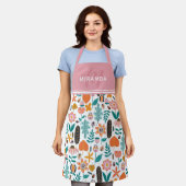 Tablier Retro Bugs & Fleurs Motif Monogramme rose (Porté)