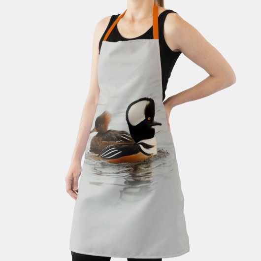 Tablier Réunion de canards-fusiliers à capuchon à l'étang (Insitu)