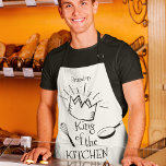 Tablier Roi Amusant De La Cuisine Personnalisé<br><div class="desc">Faites de la cuisine et du barbecue une affaire royale avec ce King of The Kitchen Apron personnalisé. Ce tablier amusant n’est pas seulement magnifique, il est aussi pratique, confortable et durable - parfait pour les longues heures passées sur le grill! Parfait pour toutes les occasions spéciales, le tablier est...</div>