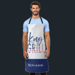 Tablier Roi du grill<br><div class="desc">King of the grill, le cadeau parfait pour le chef d'été dans votre vie. Une idée d'anniversaire, Noël, un cadeau de jour ou de fête des pères pour les mères ou juste un merci pour une journée géniale! En rouge patriotique, blanc et bleu avec un texte de script tendance et...</div>