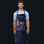 Tablier Roi du grill<br><div class="desc">King of the grill, le cadeau parfait pour le chef d'été dans votre vie. Une idée d'anniversaire, Noël, un cadeau de jour ou de fête des pères pour les mères ou juste un merci pour une journée géniale! En rouge patriotique, blanc et bleu avec un texte de script tendance et...</div>