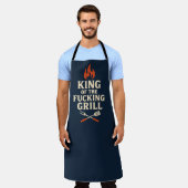 Tablier Roi du Grillon Apron de BBQ Drôle pour Hommes (Porté)