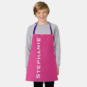 Tablier Rose Chaud, Lanières Violettes, Nom Jumbo, (Porté)