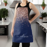 Tablier Rose Gold Bleu Marine Paillettes Rose Blush Monogr<br><div class="desc">Rose Gold - Rose Blush et Bleu Marine Paillettes Métal Brossé Monogramme Nom Tabard. C'est le cadeau parfait pour un 16ème anniversaire, un mariage, une douche de mariée, un anniversaire de mariage, une baby shower ou une soirée bachelorette pour quelqu'un qui aime le luxe et les styles chic et glamour....</div>