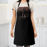 Tablier Rose Gold Blush Pink Parties scintillant Glam Nom<br><div class="desc">Glam Rose Parties scintillant or élégant Monogram Apron. Personnalisez facilement ce tablier chic et branché avec une élégante parties scintillant brillante d'or rose sur un arrière - plan noir. Le design comprend votre monogramme manuscrit avec de jolis tourbillons et votre nom.</div>