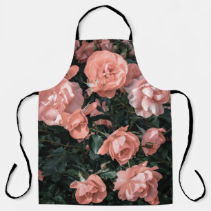 Tablier Roses rose pastel poussant dans le jardin en li do